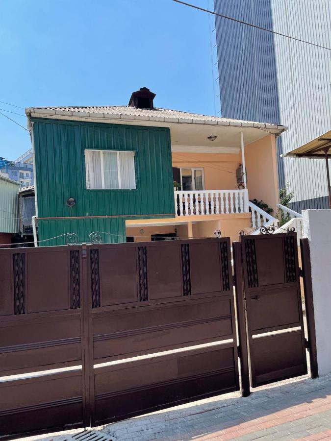 Family Home Μπατούμι Εξωτερικό φωτογραφία
